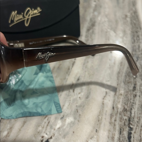 Maui Jim Women’s brown Sunglasses with Case good condition - Picture 8 of 9